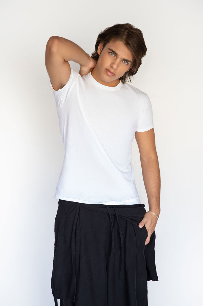 dilip-tarantola-standing2